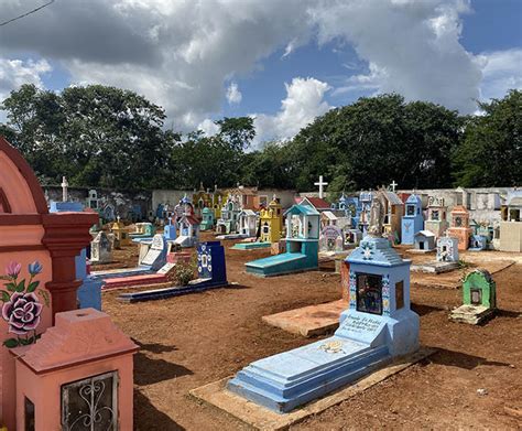 なぜメキシコの墓地はとてもカラフルですか？ 虹の墓石、ユカタンの死者の儀式＆スケルトンアートの日！ ラ カルミーナブログ オルタナティブ
