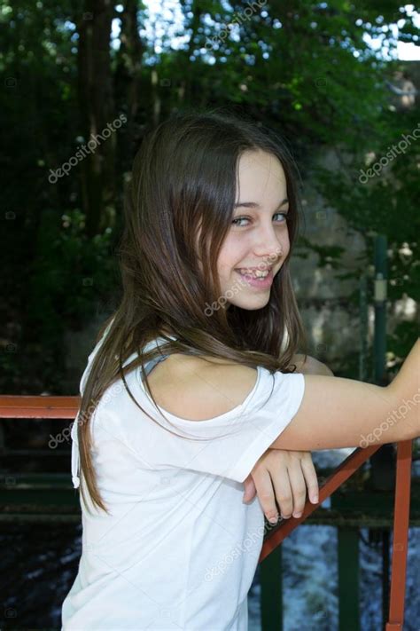 12 yaşında çok güzel genç kız Stok Foto sylv1rob1 79402554