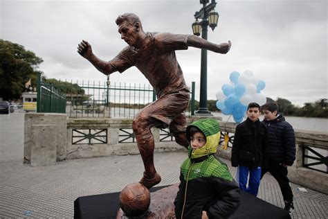 Lionel Messi Argentina Statue Destroyed Vandals Remove Head And Torso