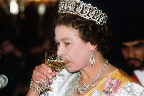 Sin embargo, la tensa relación entre macedo y ardohain explotó en 2010. La cantidad de alcohol que la reina Isabel toma diario ...