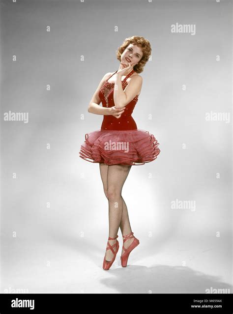 1960 Sonriente Joven Bailarina Bailarina Tutu Punto Rojo Zapatos Medias