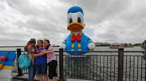 11 Meter Donald Duck Debuts At Shanghai Disney Resort Cn