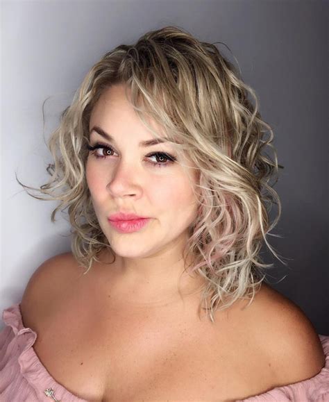20 Photos Jaw Length Curly Messy Bob Hairstyles