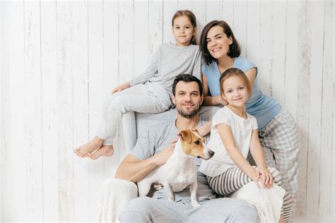 Retrato De La Familia Padres Felices Con Sus Dos Hijas Y Perros Foto De