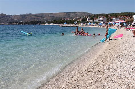 Die apartments milenka befinden sich auf der insel čiovo in unmittelbarer nähe der stadt trogir (350m). Strand Copacabana in Okrug Gornji - Strandführer von Porta ...