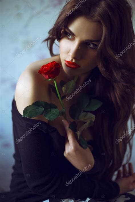 vackra sexiga mode kvinna atr porträtt sensuell tjej med makeup av en röda läppar länge