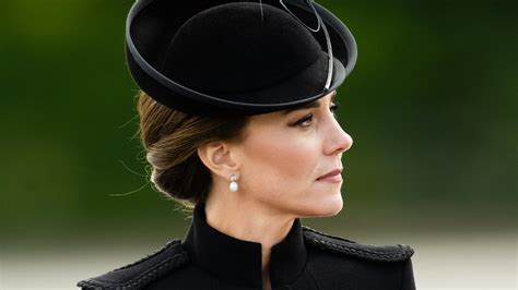Kate Middleton Rewears Queen Elizabeths Earrings While Greeting Troops
