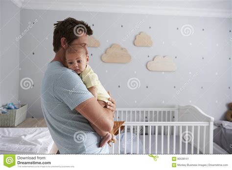 Download 1920 x 1080 zoom image De Zoon Van Vadercomforting Newborn Baby In Kinderdagverblijf Stock Afbeelding - Afbeelding ...