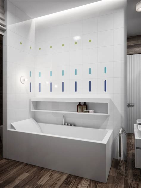 weiße indirekte Beleuchtung im kleinen Bad mit Badewanne White Tile Bathroom Walls Neon