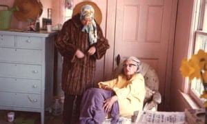 It really is a movie inside a movie as it covers the making of the indy film ''grey gardens'' back in the 80's and or 90's. Grey Gardens | Film | The Guardian