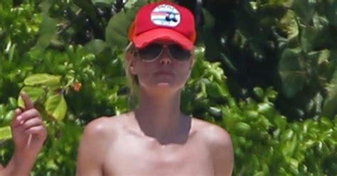 Celebrity Butts Heidi Klum S Topless Ass On The Beach