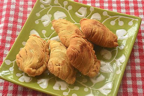 These curry puffs are fabulous hot or cold and perfect for taking to parties or picnics. nodesserts: Flaky, Spiral Curry Puffs @ Karipap Pusing