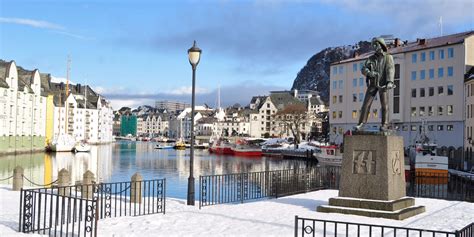 It is a sea port. Art Noveau Walk in Ålesund (Norway excursion) | Hurtigruten UK