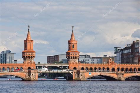 Oberbaumbrücke Puente Sobre El Río Spree En Berlín — Foto De Stock