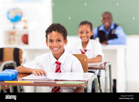 Grundschüler Und Lehrer Im Klassenzimmer Sitzen Stockfotografie Alamy