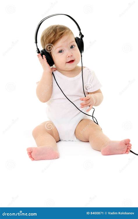 Bebé Cantante Feliz Que Desgasta Los Auriculares Negros Grandes Imagen