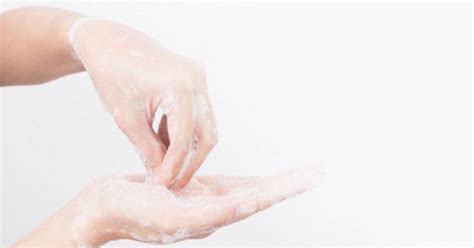 Dilakukan dengan menggosokkan tangan menggunakan cairan antiseptik (handrub) atau atau pada poster yang lebih ringkas pada gambar berikut ini : 6 Langkah Cuci Tangan Yang Benar Menurut Who Popmama Com