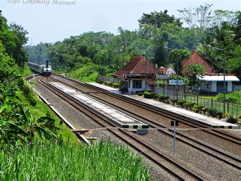 Kereta Api Indonesia Rangkaian Ka Argo Wilis Dengan Kawis Nusantara Melintas Di Stasiun Wojo