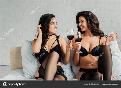 Lesbianas Sexy Feliz Lencería Sosteniendo Copas Vino Dormitorio Fotografía De Stock