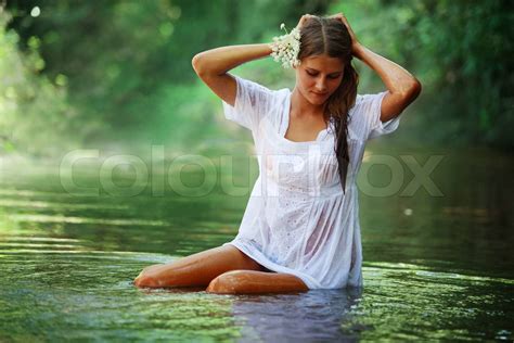 Schöne Junge Mädchen Ruht In Wasser Stock Bild Colourbox