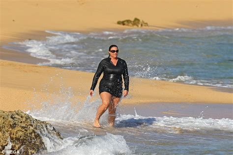 Picture Exclusive Pierce Brosnan Enjoys Beach Day With Wife Keely Shaye Smith In Hawaii Daily