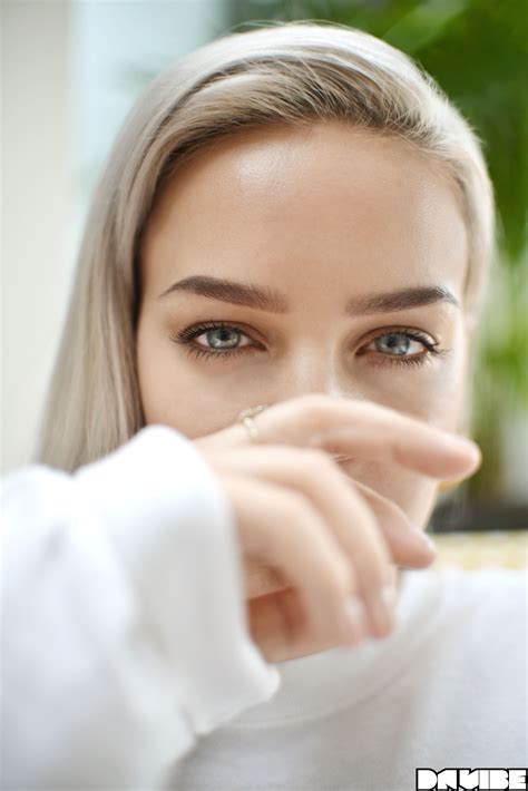She has been featured on several hit singles till date, including clean bandit's rockabye, friends, alarm and ciao adios. UNE CONVERSATION x ANNE MARIE | DA VIBE