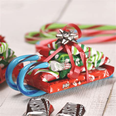 How To Make Candy Cane Sleighs With Candy Bars For Christmas These Make The Best Diy Christma
