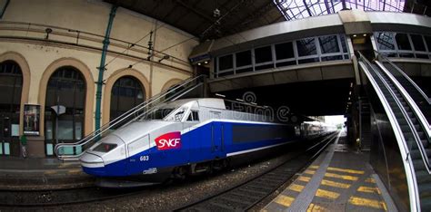 Train De Tgv Dans La Gare De Lyon Photo Stock éditorial Image Du