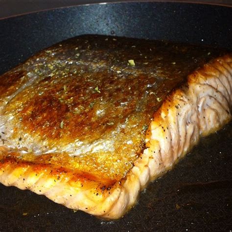 Este salmón al sartén es una de mis recetas preferidas para cocinar el salmón de una manera rápida y con mucho sabor. Receta de Pescado | Cocinero Aficionado