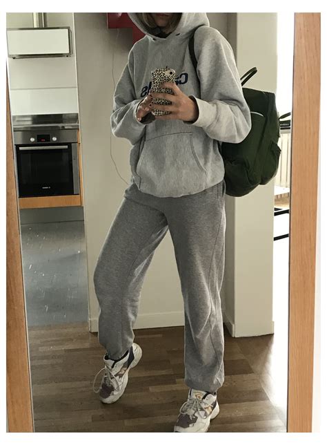 Https://wstravely.com/outfit/sweatpants And Hoodie Outfit