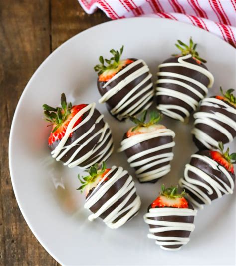 Chocolate Covered Strawberries With White Chocolate Drizzle So Yum
