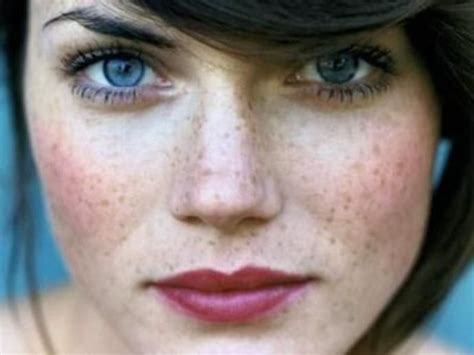 8 Makeup Looks That Make Freckles Look Amazing Brunette
