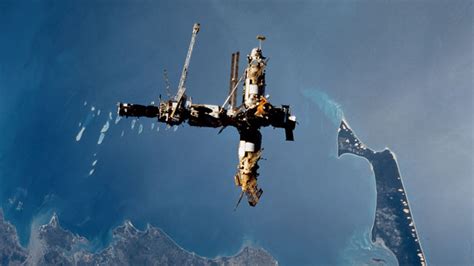 March 23 2001 Mir Space Station Comes Crashing Down To Earth Bt