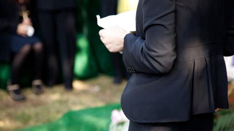 Comment écrire un discours d’enterrement ?  Femme Actuelle Le MAG