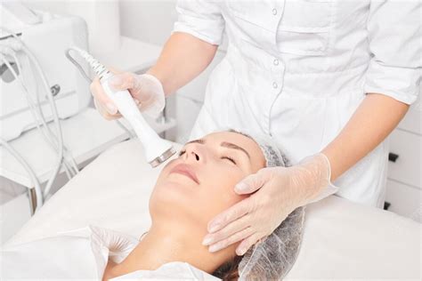 Premium Photo Cosmetologist Makes Ultrasound Skin Tightening For