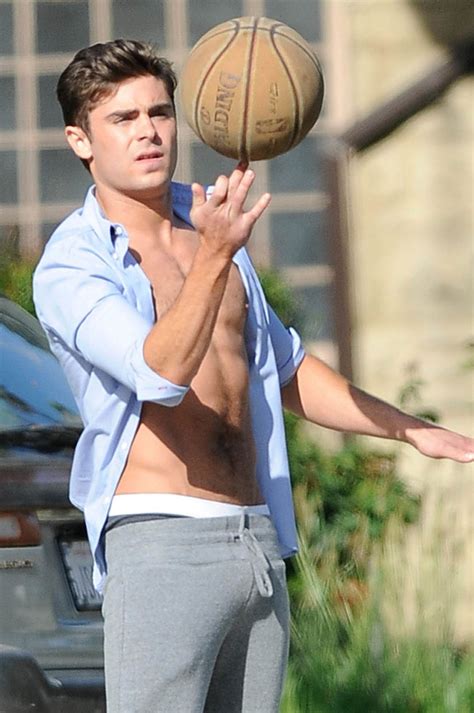 tudosobretudodatudo Super Hot Zac Efron metendo mão dentro da cueca