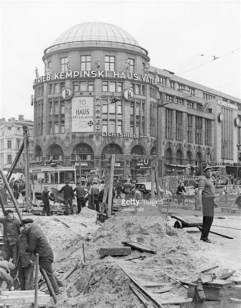 Haus vaterland was a pleasure palace on the southwest side of potsdamer platz in central berlin. 'Haus Vaterland'- 1935- Photographer: Donderer | Berlin ...