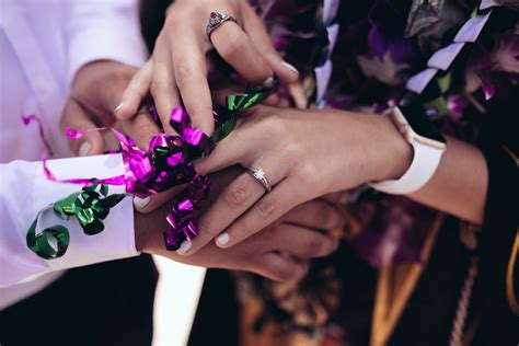 Cincin jenis palladium termasuk salah satu alternatif cincin yang boleh dikenakan oleh pria muslim, selain perak. Cincin Tunangan Bandung - Pakai Susunan Ini Untuk Acara ...
