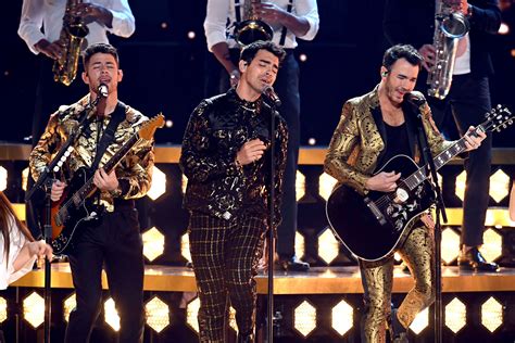 Fresh off the release of their first single of 2020, a devotional love letter to their wives. Grammys 2020: Jonas Brothers Perform 'What a Man Gotta Do ...