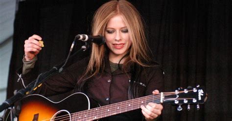 Avril Lavigne Has Undisclosed Illness Keep Me In Your Prayers Report Huffpost News