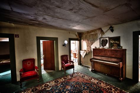 19 Eerie Photos Of The Worlds Grandest Abandoned Hotels Viralscape