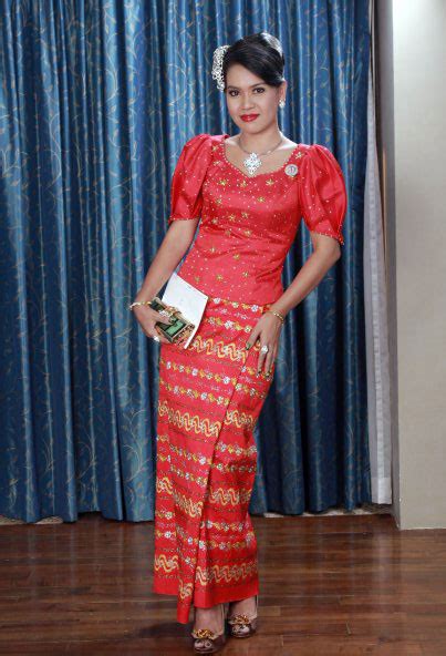 Myanmar Actress Su Kabyar With Beautiful Myanmar Fashion Dress