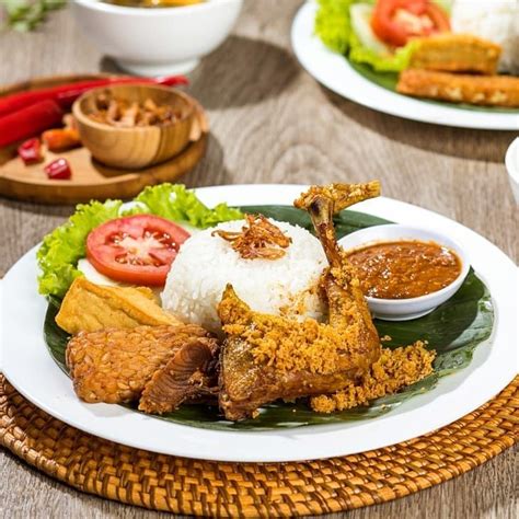 24 Rekomendasi Menu Makan Siang Orang Indonesia Yang Enak