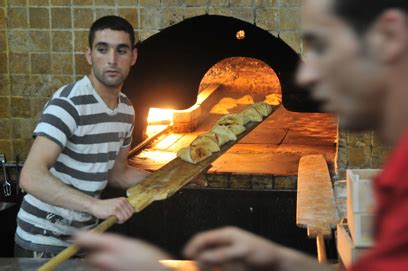 כמו כן, ראש המלל, מאיר בן שבת, נענה לבקשת רהמ המיועד, ויישאר כעת. הפסח נגמר, חוגגים מימונה: "הבית והלב פתוחים"