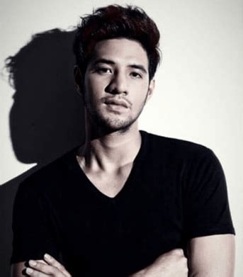 Nama ammar zoni mulai melambung setelah membintangi sinetron 7 manusia harimau pada tahun 2014 yuk, simak artikel biografi ini untuk mengetahui profil dan biodata ammar zoni selengkapnya! Biodata Ammar Zoni Profil Foto Terbaru Lengkap