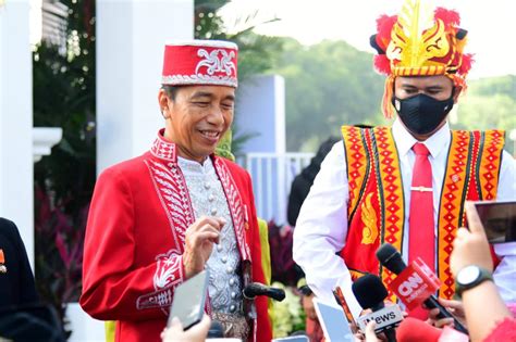 upacara hut ri   presiden jokowi kenakan pakaian adat buton sultra timlonet