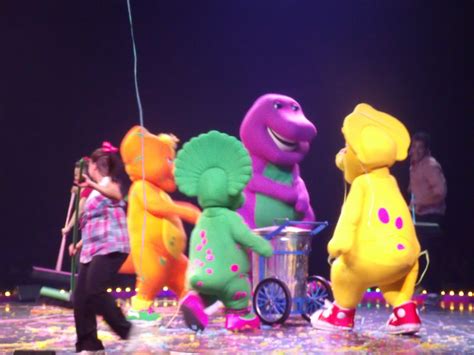 One Savvy Mom ™ | NYC Area Mom Blog: Barney Live In Concert: Barney's Birthday Bash (Review)