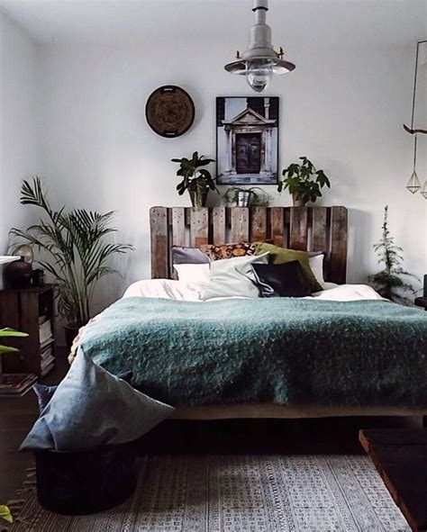 I was really impressed with the quality of their selection after finding all this white bedding inspo, i've got the itch to change up more rooms. Bedroom inspo green black white brown colour scheme | Chic ...