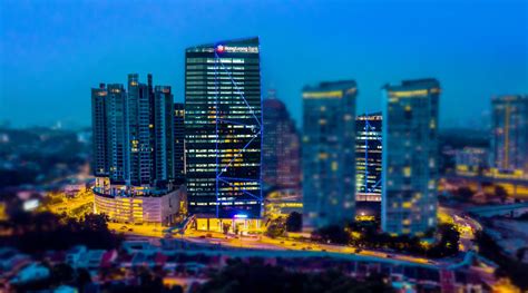 Hong leong bank berhad menyediakan produk dan servis perbankan konvensional dan juga perbankan islamik. Hong Leong Bank: Digital at Its Core