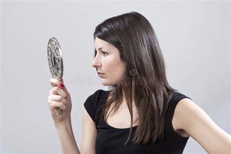 Jeune Femme Regardant Dans Un Miroir Photo Stock Image Du Fond
